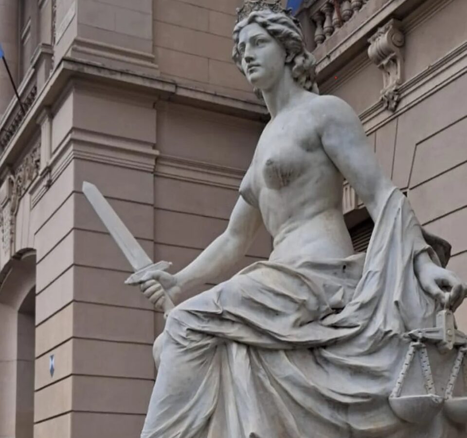 Comienza el traslado de las esculturas de Lola Mora al barrio Alto La Viña