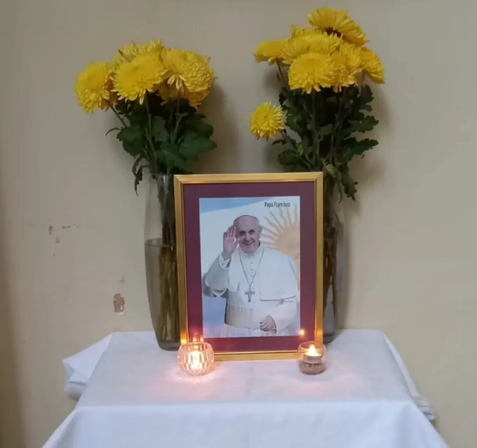 La imagen del Papa Francisco en Casa de Gobierno: Jujeños rezan por su eterno descanso