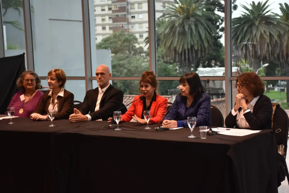 Expertos de distintos países debaten sobre los derechos del niño a vivir en familia