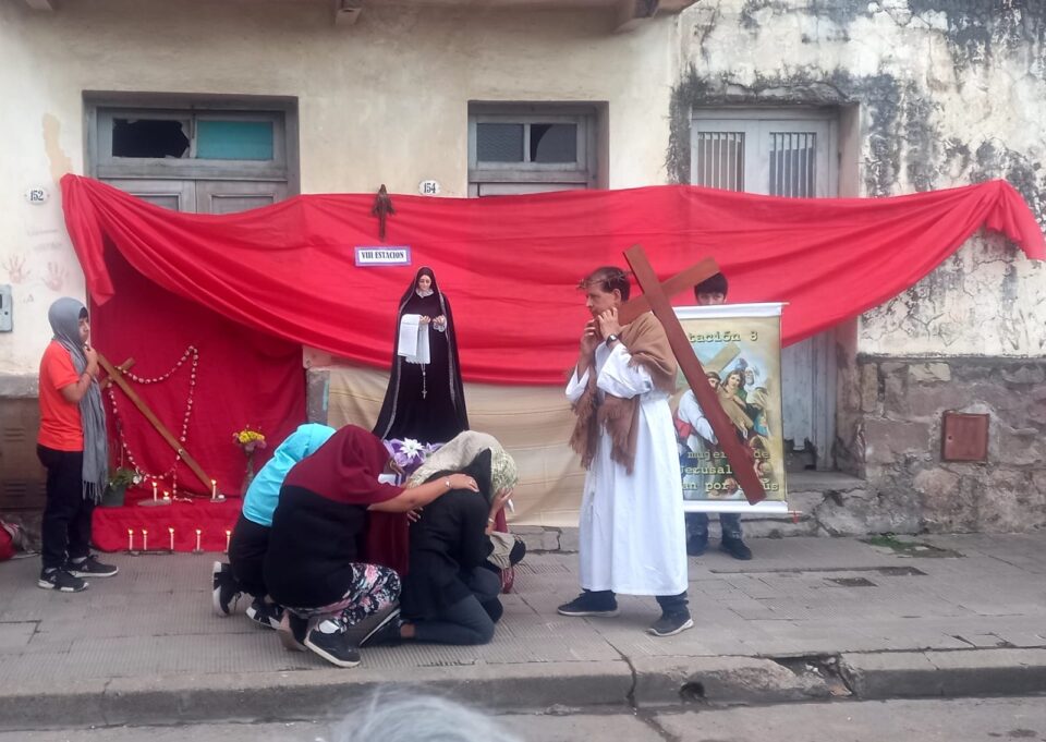 Comunidades parroquiales recordaron la Pasión de Jesús en el Vía Crucis
