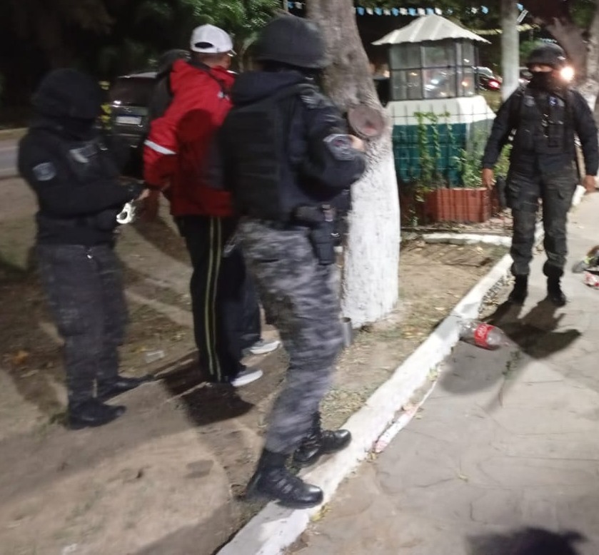 Detienen a dos sujetos que eran buscados en plena acción delictiva