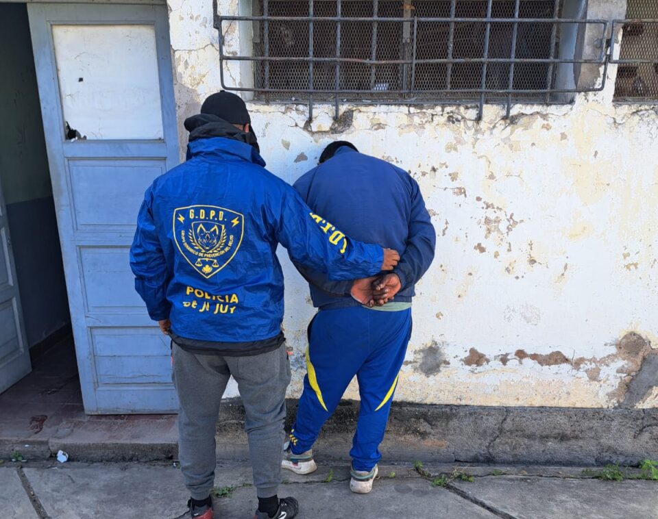 Amenazó a un estudiante con un cuchillo y huyó con su celular