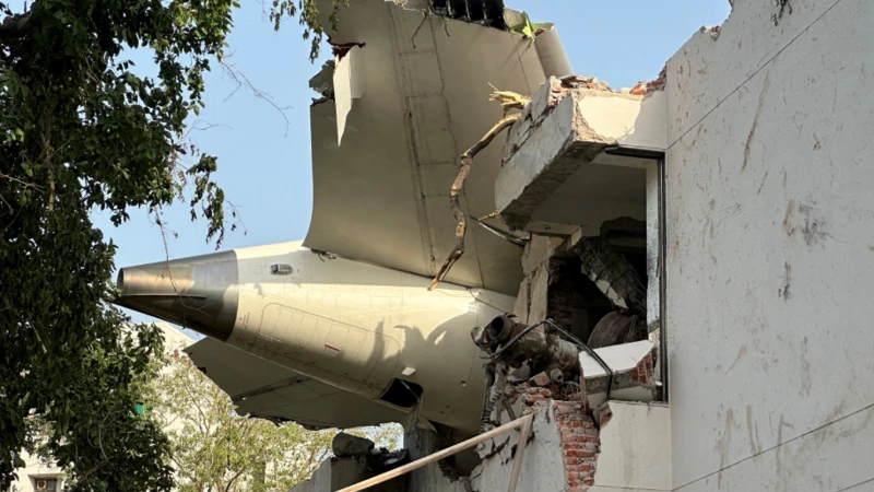 Un avión de pasajeros con más de 240 personas a bordo se estrella tras despegar en India