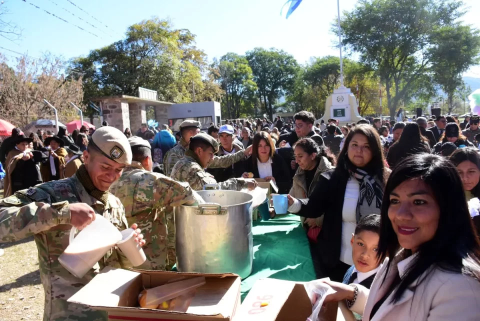 Un valorable aporte de estudiantes al tradicional chocolate patrio