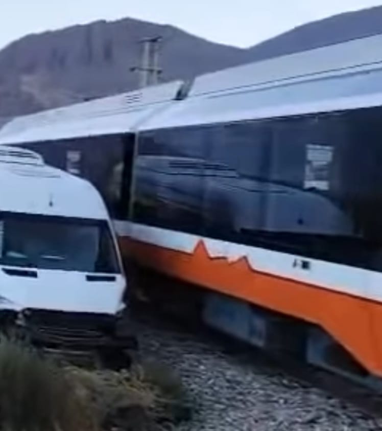 El tren solar fue impactado por una camioneta en Huichaira: no hubo heridos
