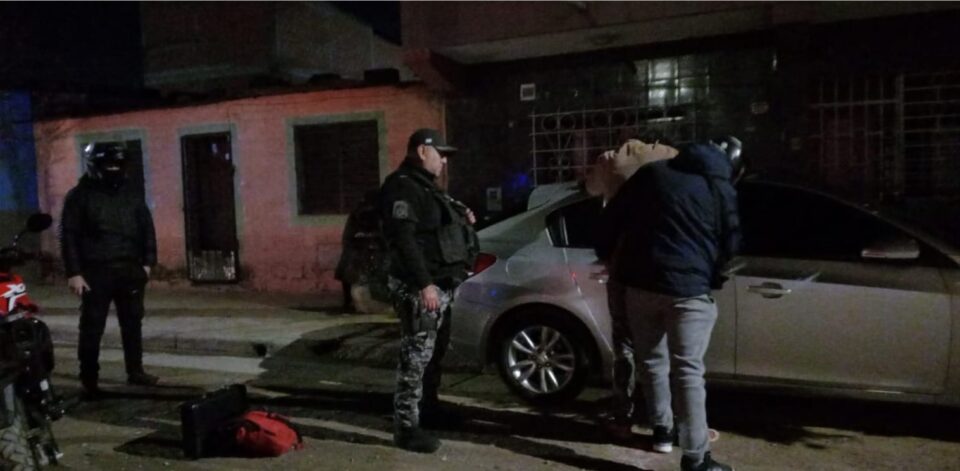 Un sujeto escondía un arma blanca y tenía pedido de detención