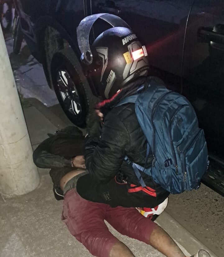 Detienen a un ladrón con objetos robados de una camioneta