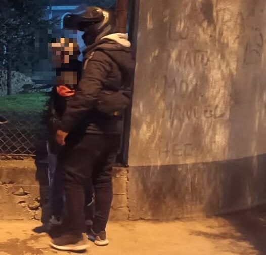 Al no pudo escapar intentó agredir a policías con un cuchillo