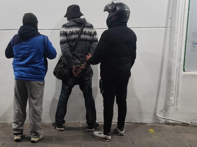 Eran buscados por robo y los detuvieron en el centro de la Capital