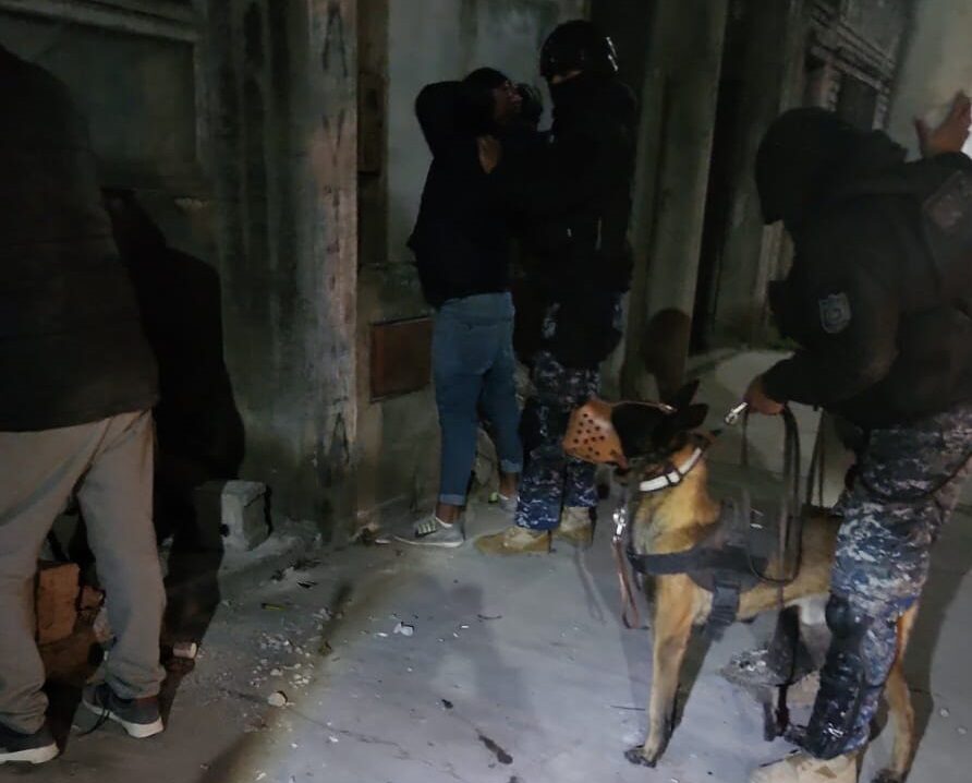 Atrapan a dos sujetos con pedidos de detención en barrio Belgrano