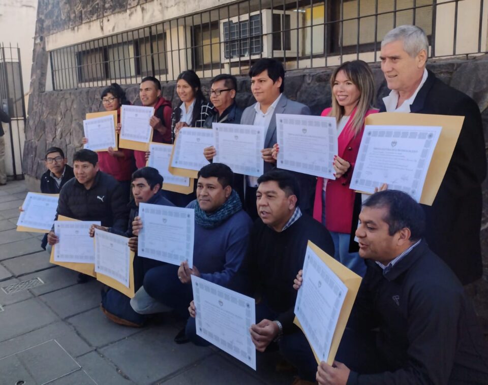 Entregan diplomas a candidatos electos el 11 de mayo