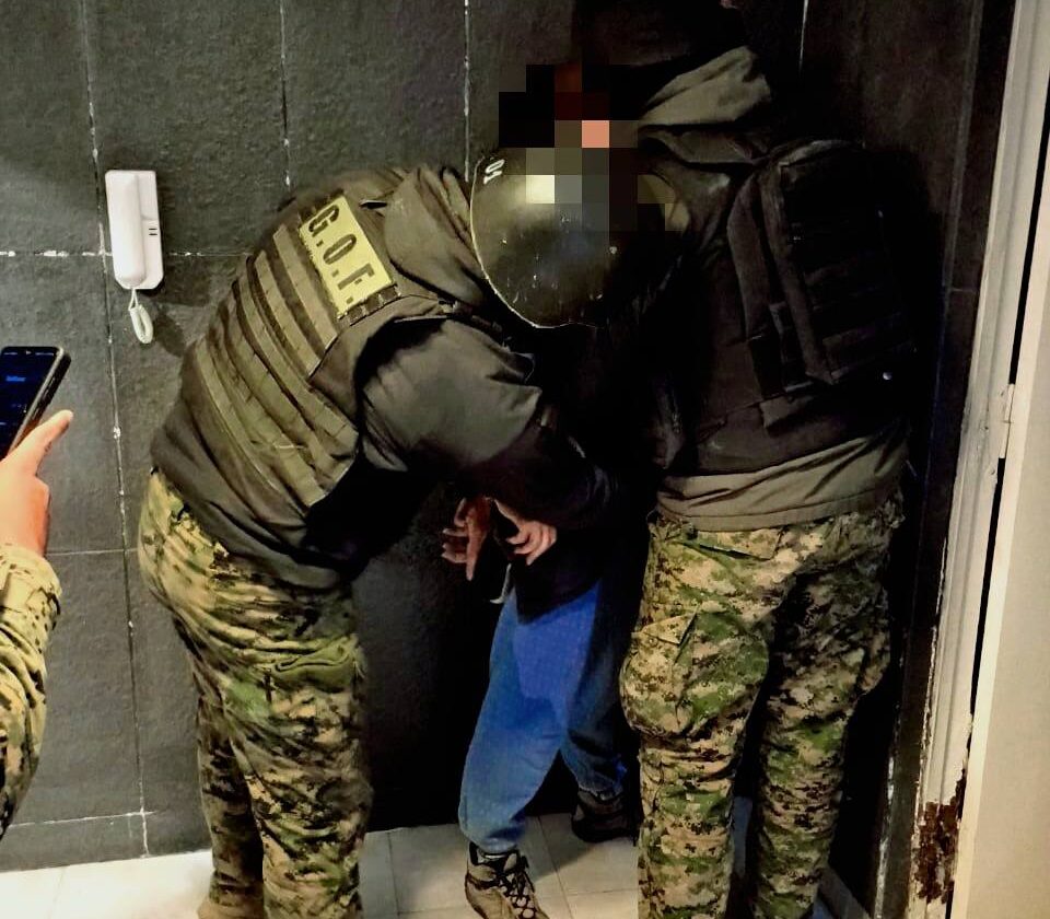 Un hombre fue reducido tras encerrarse en su habitación con un arma blanca