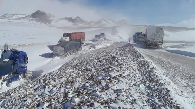 Por intensas nevadas permanece «intransitable» el Paso de Jama