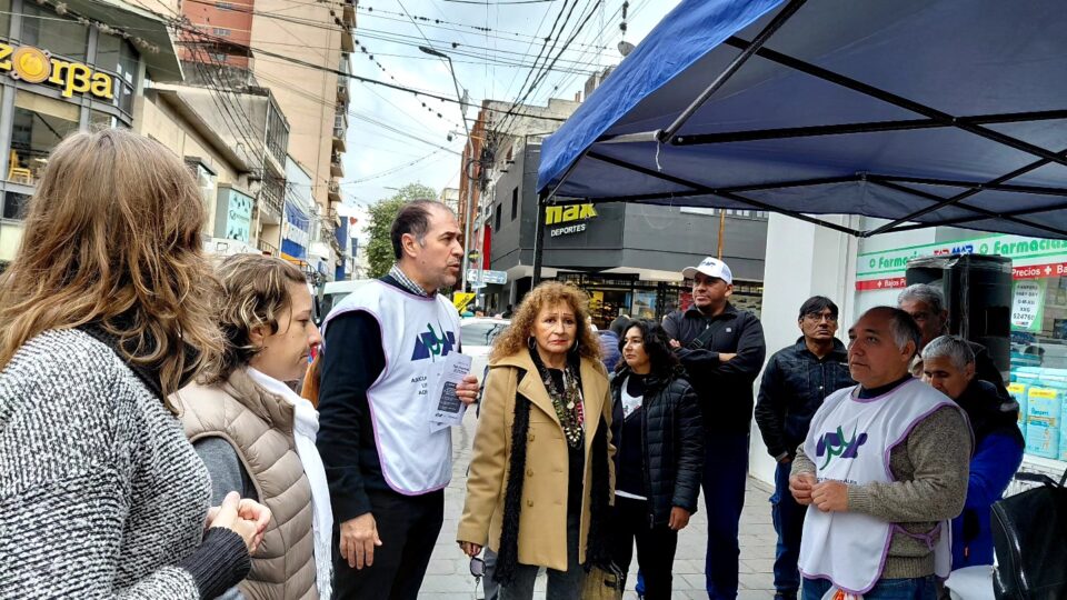 Apuap llevó adelante un paro y exigió salarios igual a la canasta básica