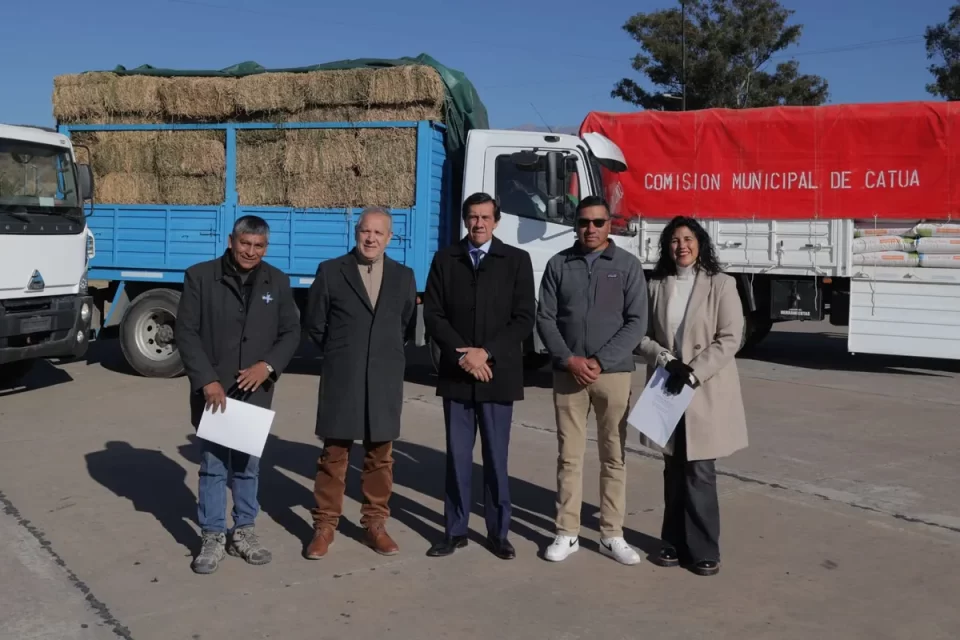 Sadir entregó forraje y leña a la comunidad de Catua