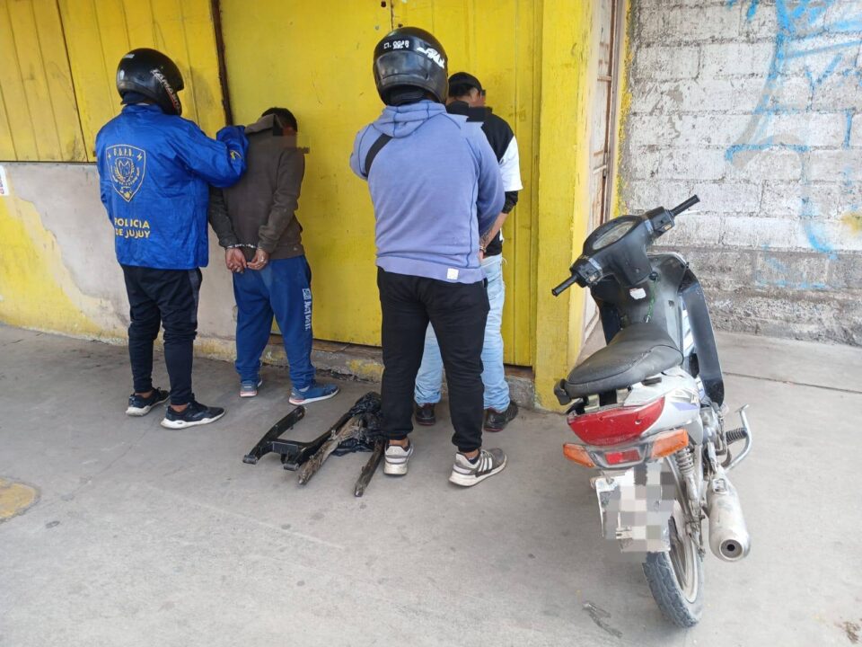 Arrestaron a tres sospechosos, uno acusado de violencia de género