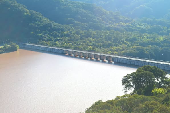 Un hombre murió al caer con su auto al dique Los Alisos