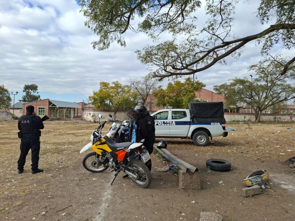 Arrestan a dos jóvenes por consumo de droga cerca de una escuela