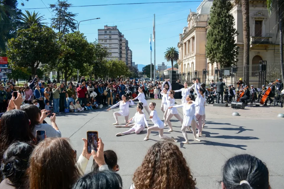 Música y danzas en la «despedida» de las obras de Lola Mora