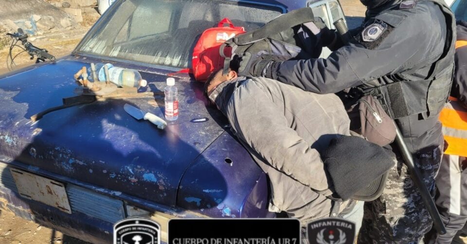 Detenidos tras amenazar con un cuchillo a vecino de barrio Tupac Amaru