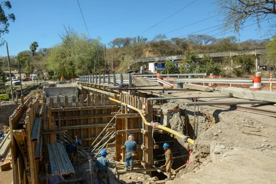 Jujuy Construye: avanzan las obras de repavimentación de la RP 4 y de ampliación de puente en HuaicoJuj