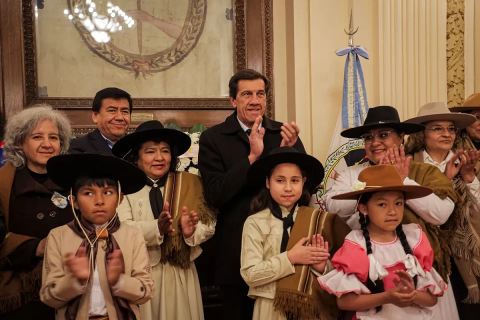 Semana del Éxodo Jujeño: Sadir y mujeres gauchas honraron los símbolos patrios