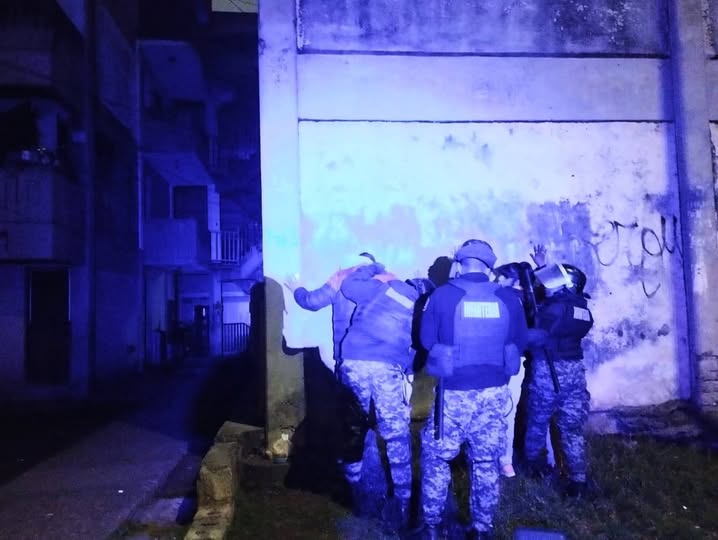 Pareja arrestada con droga y objetos robados en barrio Cuyaya