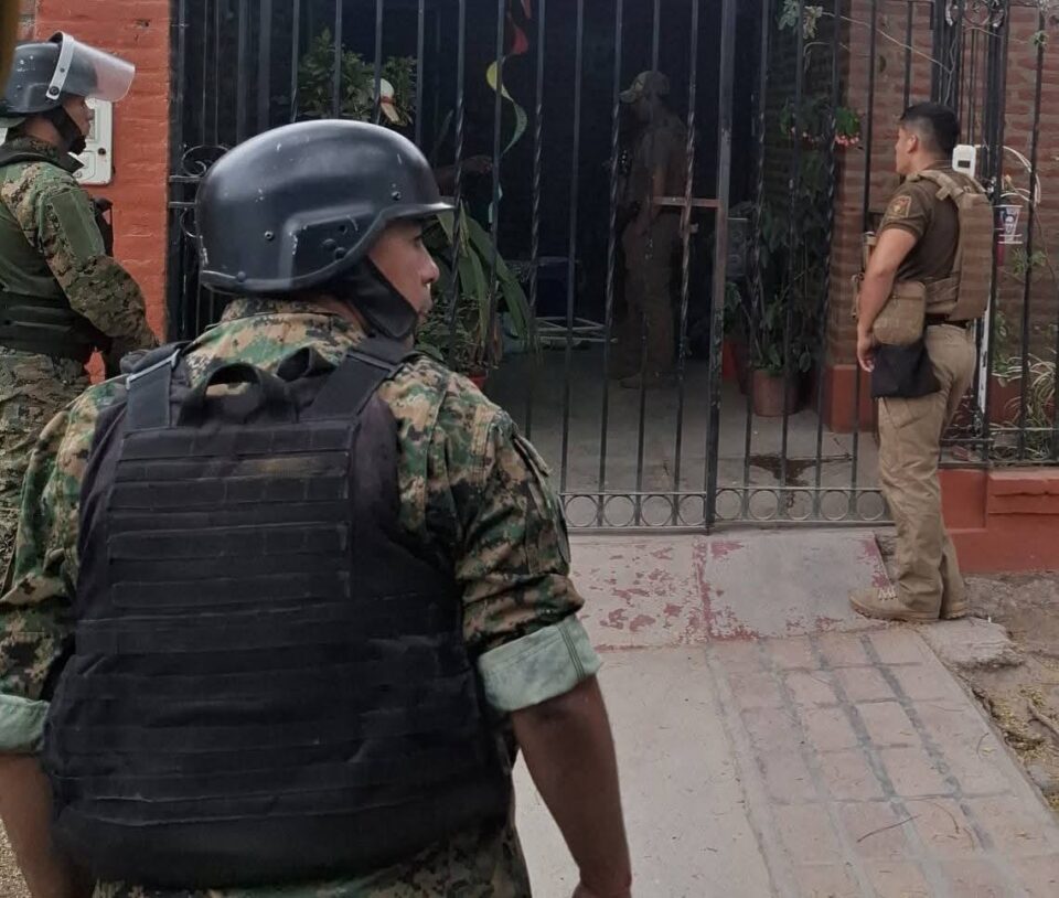 Barrio Bárcena: Un hombre se atrincheró en su casa y amenazaba con un arma blanca