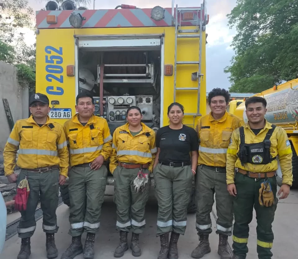 Intenso trabajo para contener el incendio «El Poste» en Yuto