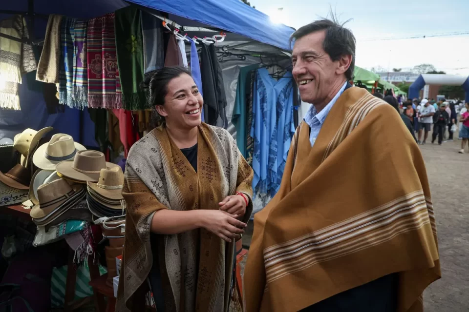  El gobernador acompañó a los emprendedores de la Expo Raíces 2025