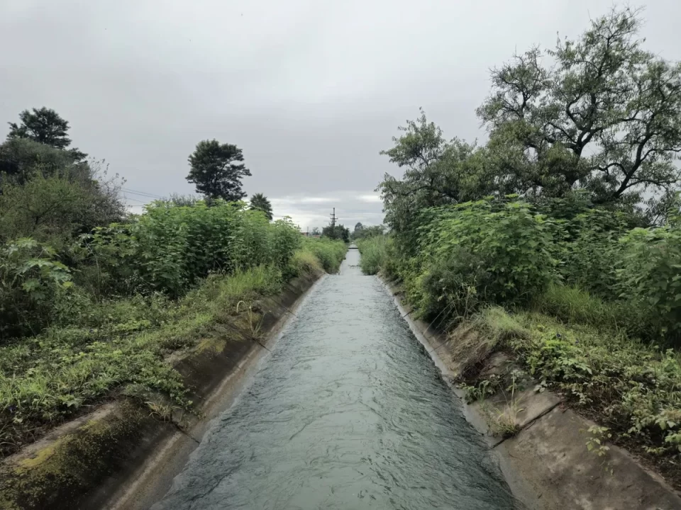 Hídricos instala rejas en el canal secundario 8 del sistema Las Maderas