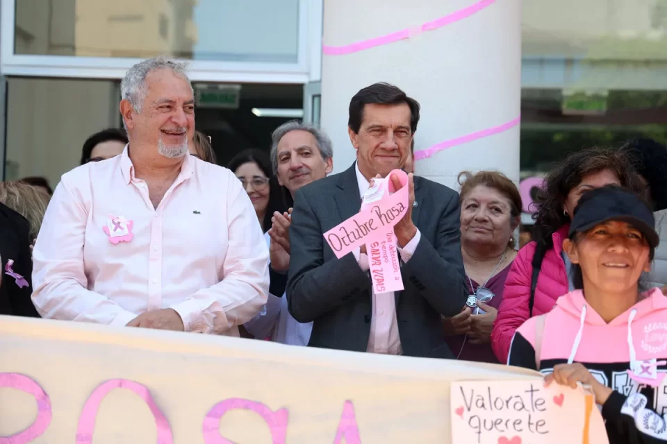Multitudinaria caminata por el cierre del «Octubre Rosa»