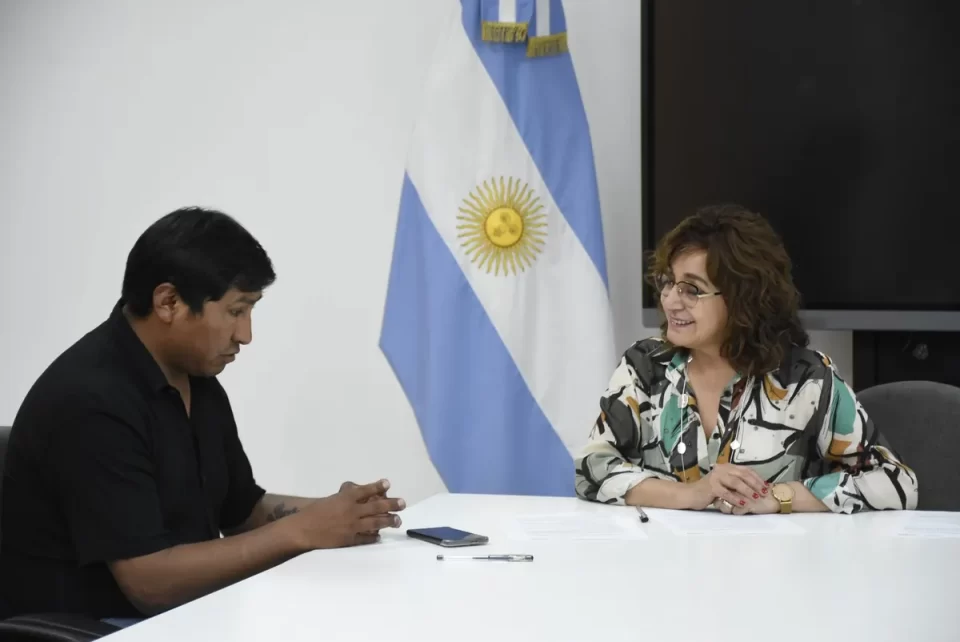Firma de convenio entre Educación y la Asociación Civil Pachamama