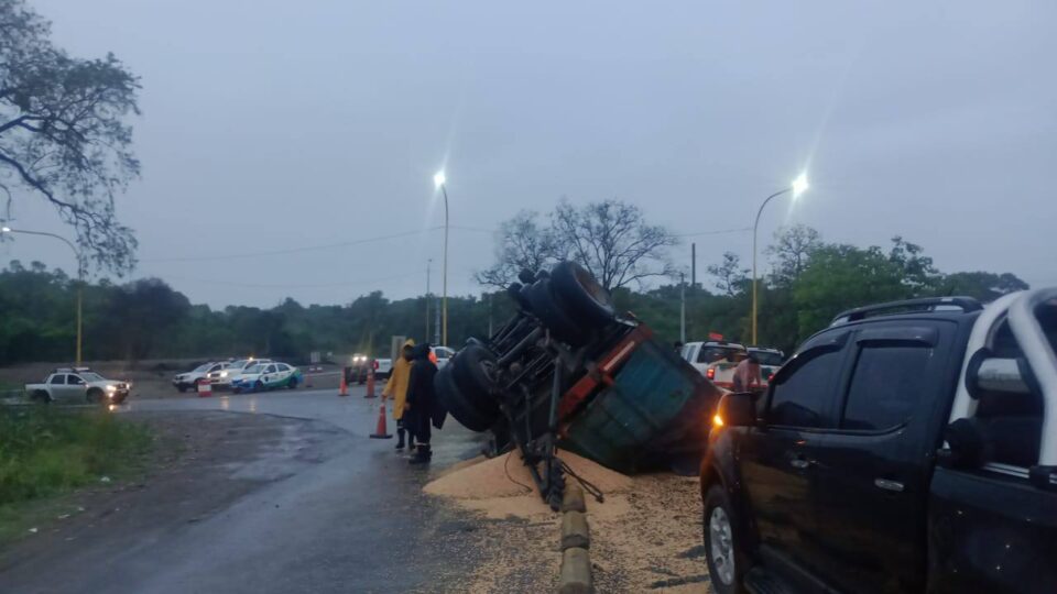 Camión con granos volcó en la ruta nacional 34 en San Pedro
