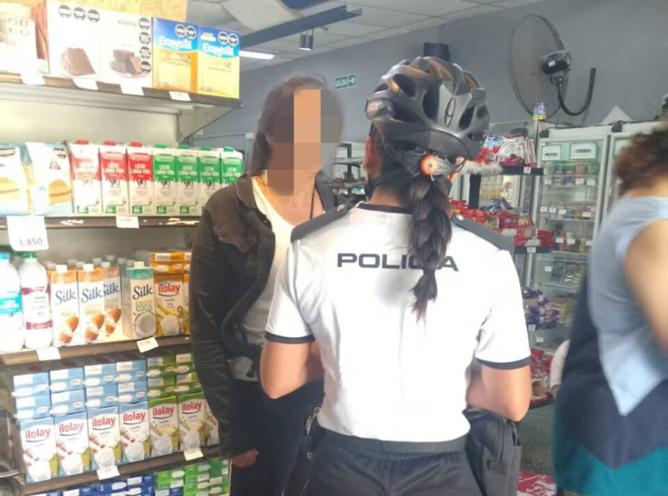 Entró a un «super» a robar pero el dueño la atrapó y la entregó a la policía
