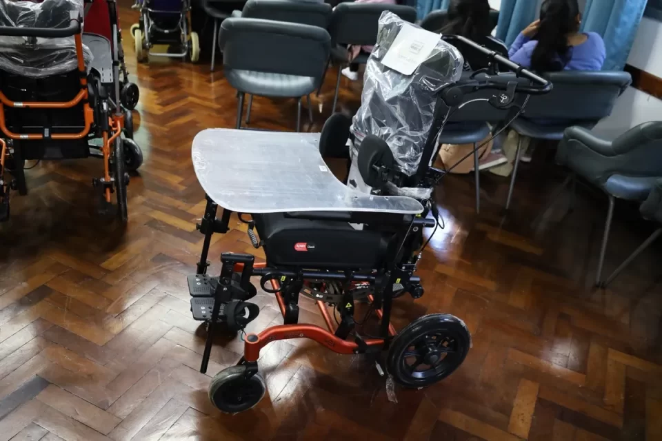 Salud:  Entregaron sillas de rueda y audífonos a personas usuarias en Jujuy