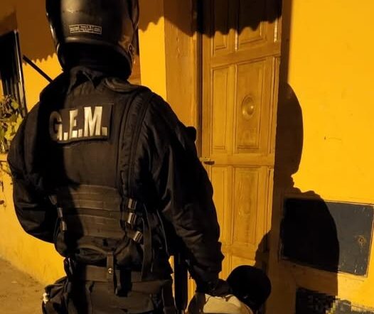 Merodeaba por un barrio y tenía pedido de detención