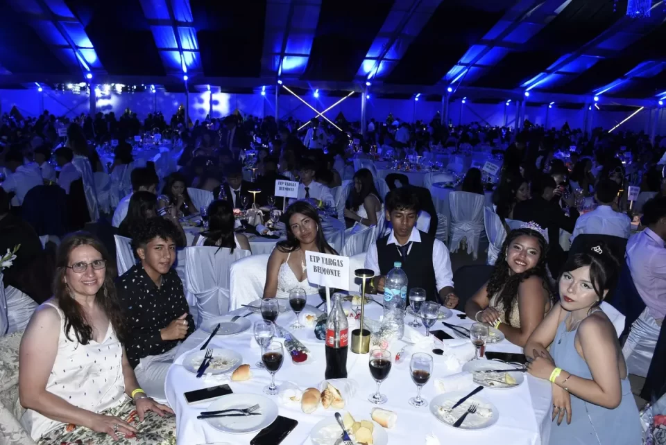 Jujuy: 3.900 egresados participaron de la tradicional Cena Blanca