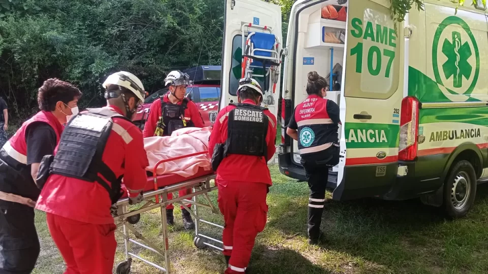Bomberos de Jujuy rescataron a una mujer de 78 años que cayó a un arroyo