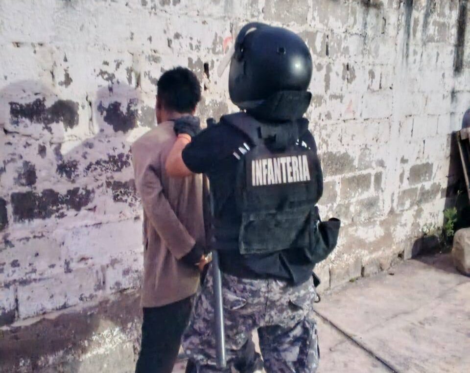 Atacó a un vecino para robarle y pretendió escapar por los techos