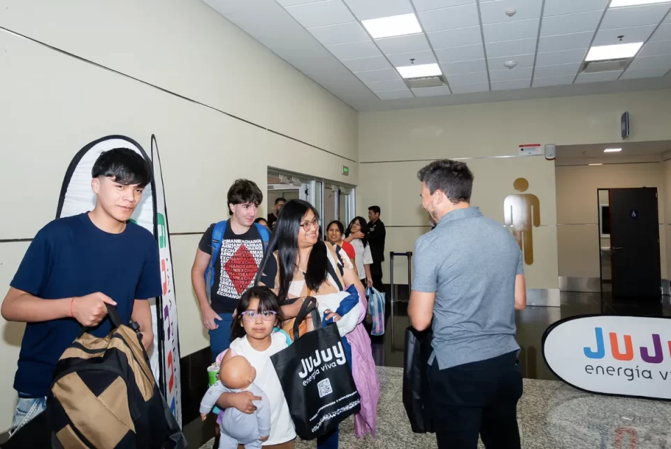 El ministro Posadas recibió a los primeros turistas del verano en Jujuy