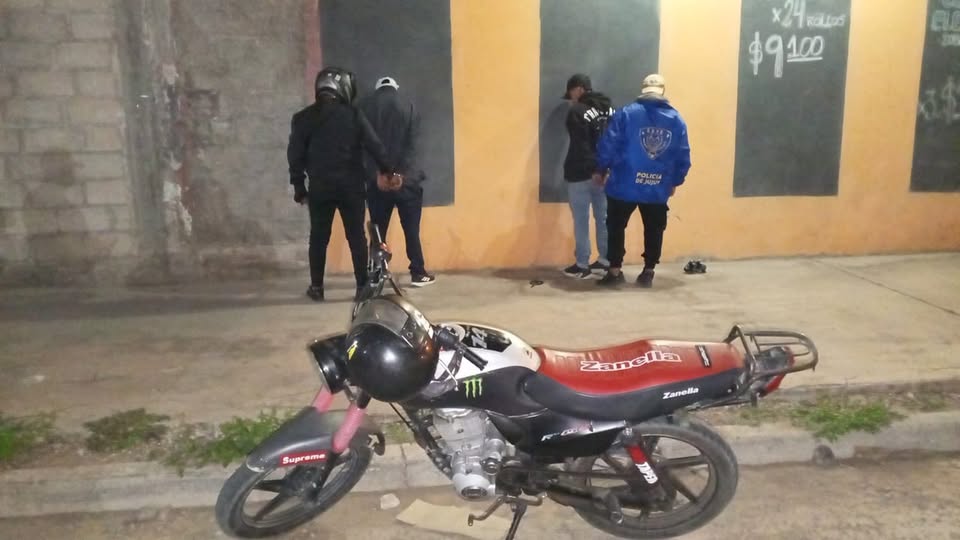 Motochorros en plena acción delictiva en barrio Chijra
