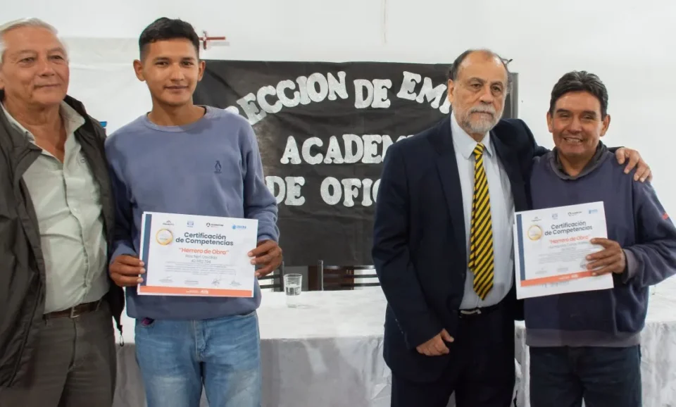 En Perico, el Gobierno entregó certificaciones de la Academia de Oficios